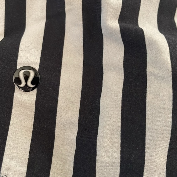 LULULEMON Shanti Surf Black White Reversible Striped Shorts Size 2 - Picture 3 of 8